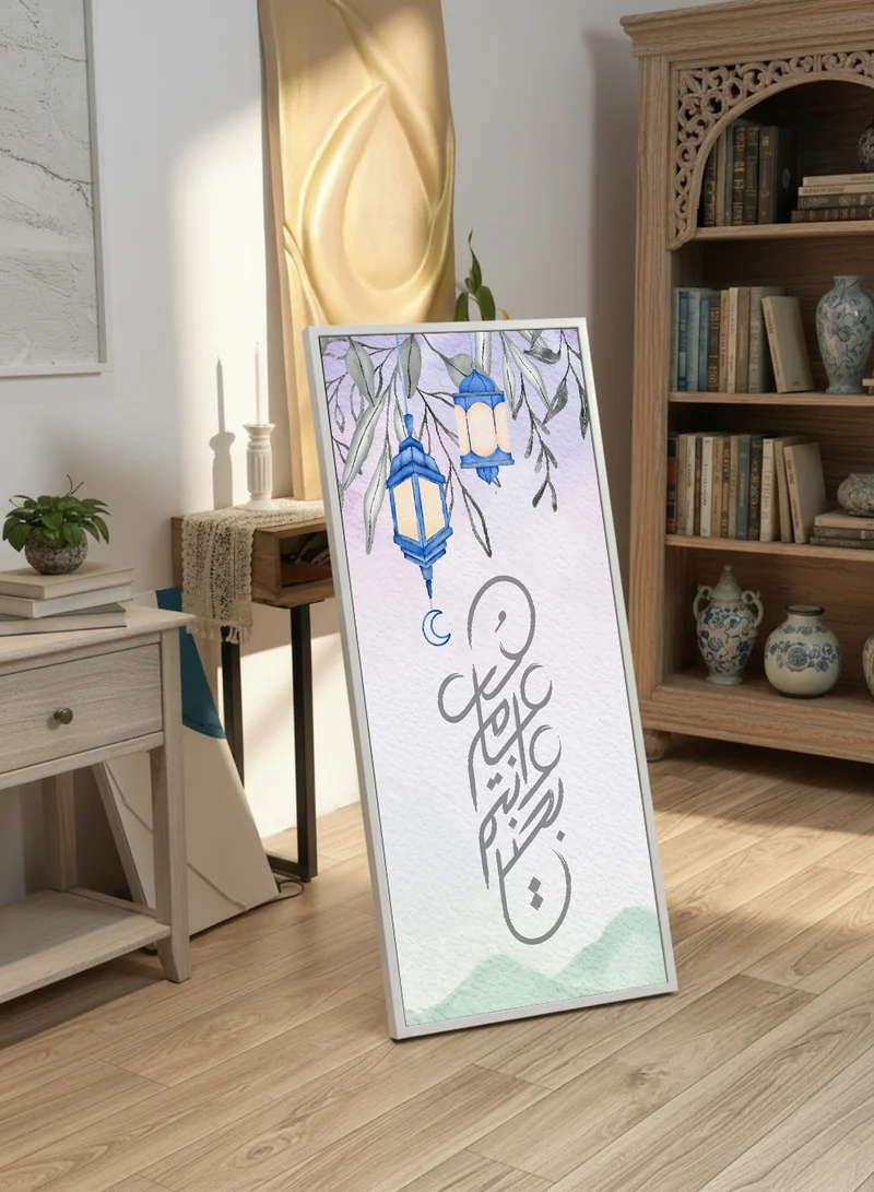 لوحة لوحة كانفاس على إطار خشبي بإطار خارجي أبيض مع حامل خلفي بتصميم كل عام وأنتم بخيرمع فوانيس رمضان